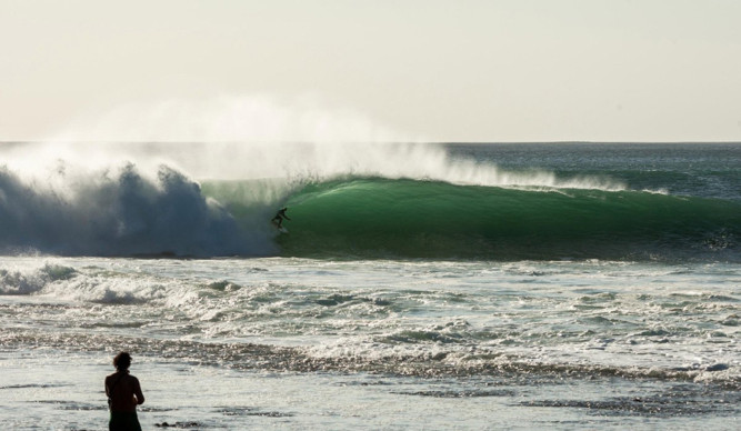garut-widiarta-surfing-padang-padang-in-bali-indonesia-photographed-by-scotty-hammonds-1-667x445